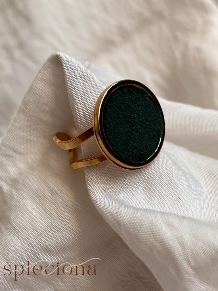Pierścionek z tkaniną – Rosemary deep w złotej oprawie