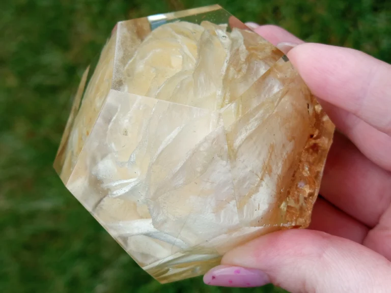 Bryła z białą różą