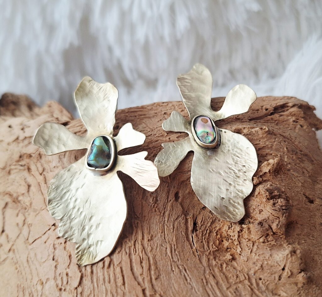 Kolczyki mosiężne z muszlą