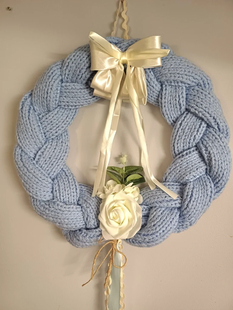 Wianek ręcznie robiony na drutach