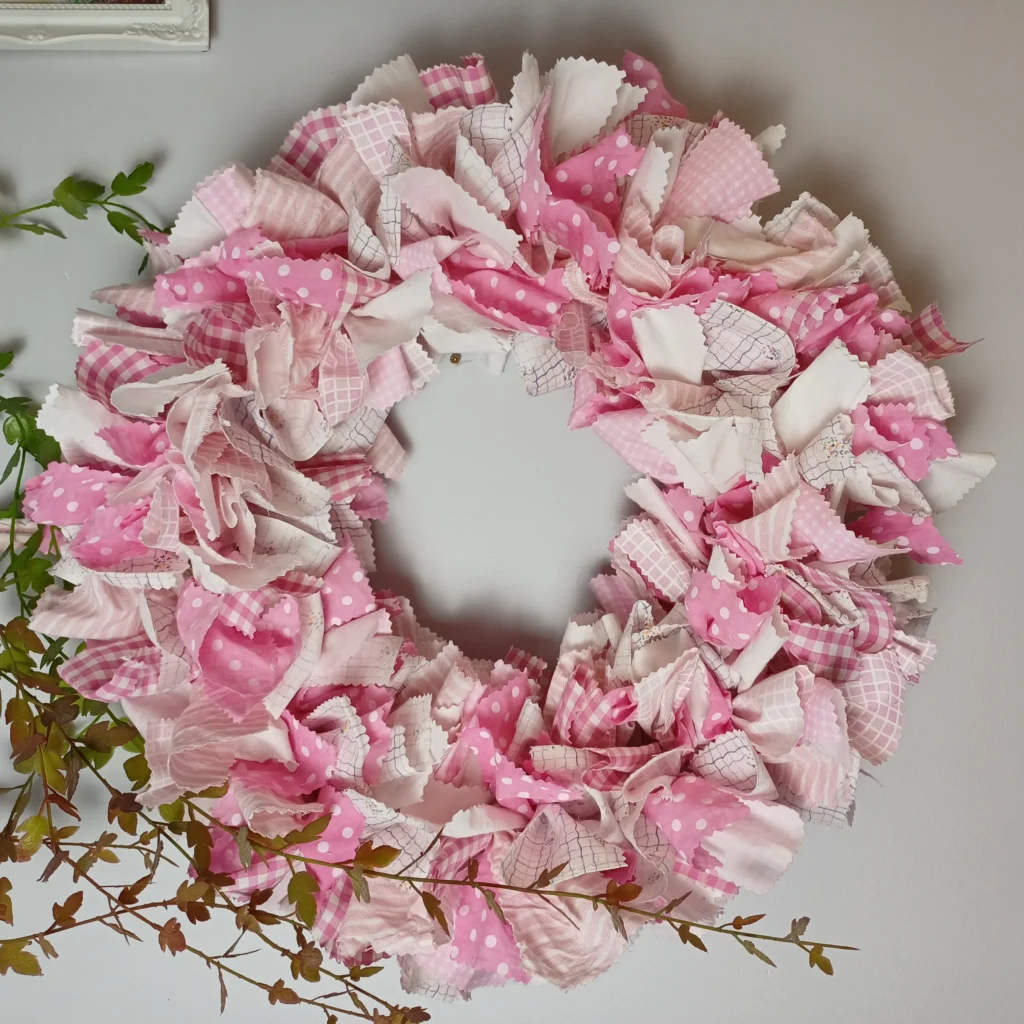 Wianek Pink z materiałów