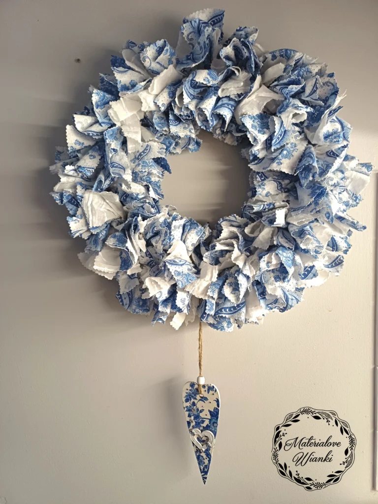 Ręcznie robiony wianek dekoracyjny w odcieniach klasycznego błękitu i bieli