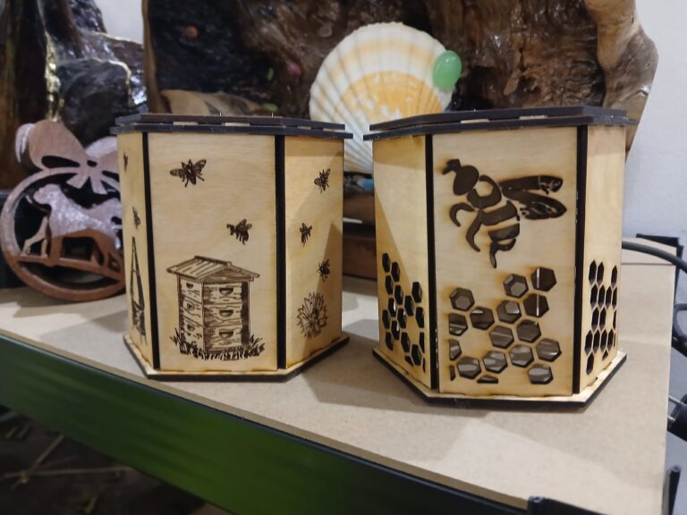 Komplet ozdobny miodowy ,pudełko i podkładki z pszczołą