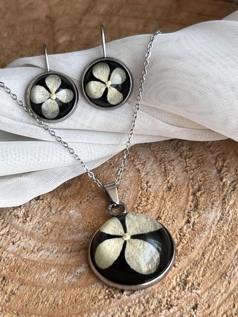 Komplet biżuterii z hortensją