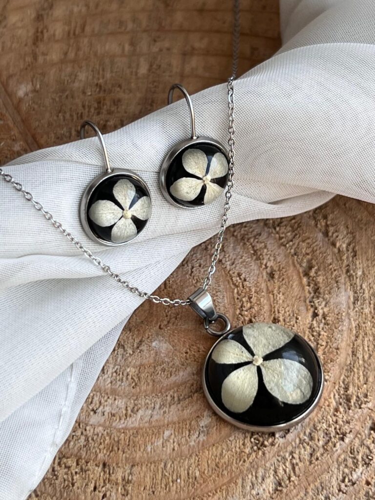 obrazek → Komplet biżuterii z hortensją