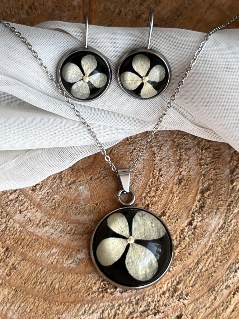 obrazek → Komplet biżuterii z hortensją