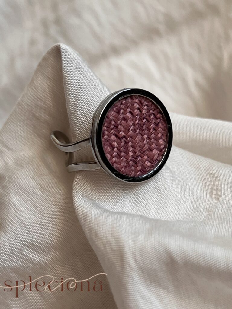 Pierścionek z tkaniną – Rosie light w srebrnej oprawie