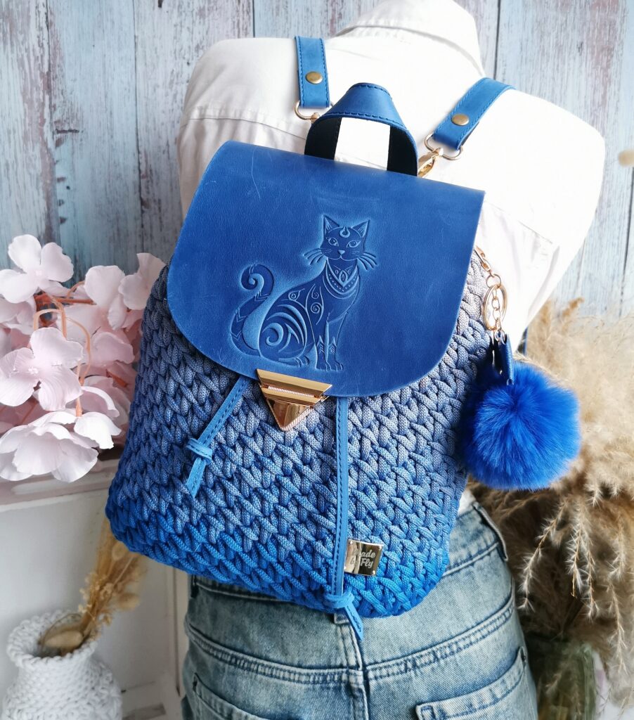 Unikatowy plecak ze sznurka cieniowanego z tłoczoną skórą w kolorze kobaltowym