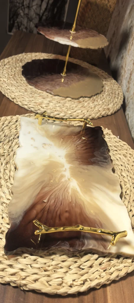 Zestaw patera taca w kolorach kawy z mlekiem