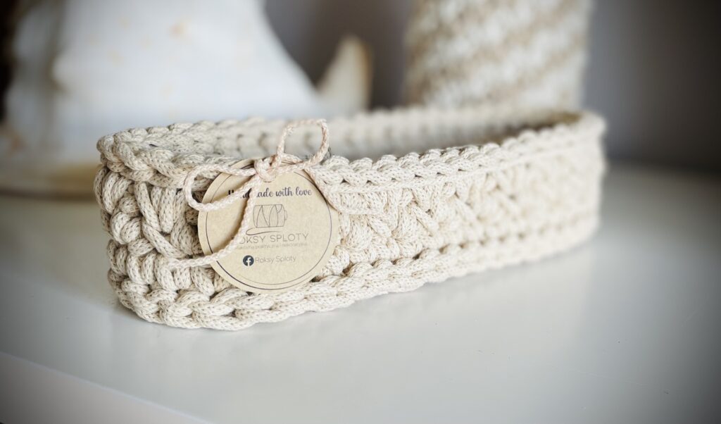 Koszyczek na sztućce – praktyczna dekoracja stołu rodzinnego