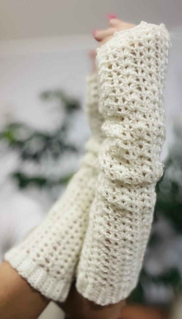 obrazek → Ażurowa Elegancja – szydełkowe, długie mitenki