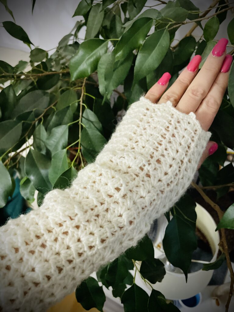 obrazek → Ażurowa Elegancja – szydełkowe, długie mitenki