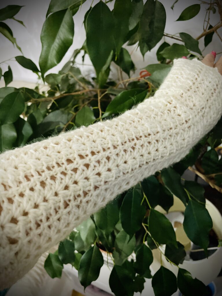 obrazek → Ażurowa Elegancja – szydełkowe, długie mitenki