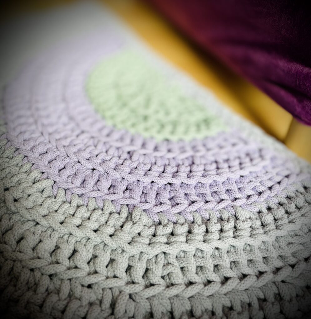 obrazek → Lawendowe pole – uniwersalny dywanik szydełkowy