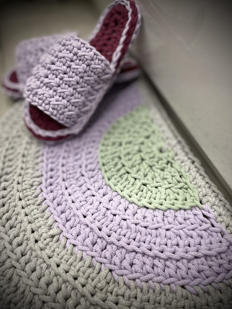 obrazek → Lawendowe pole – uniwersalny dywanik szydełkowy