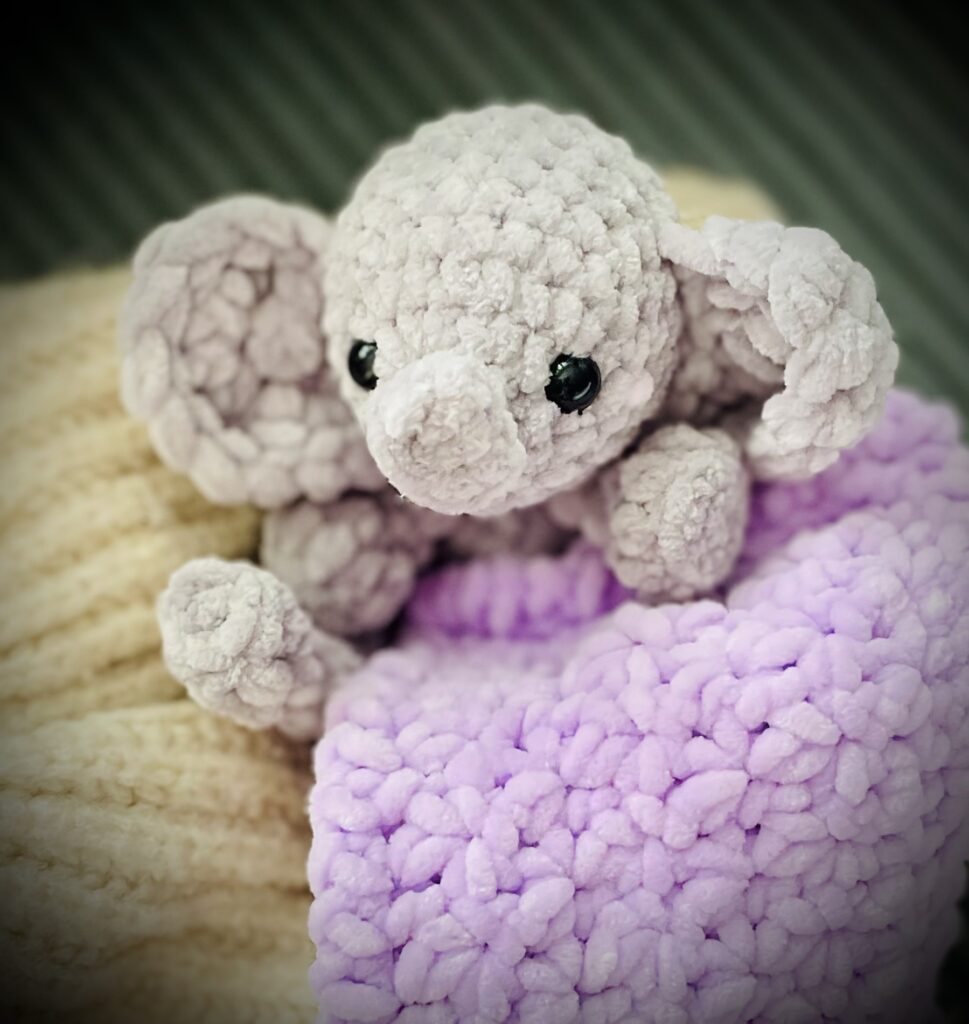 obrazek → Słonik Przytulasek – Uroczy szydełkowy snuggler