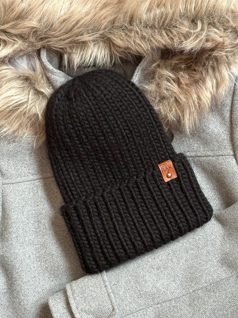 Wełniana czapka oversize z wywinięciem- czarna