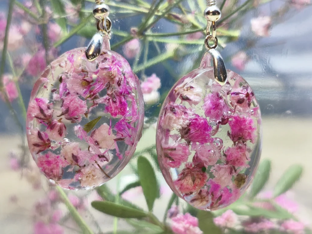 obrazek → Kolczyki z żywicy z suszoną gipsówką