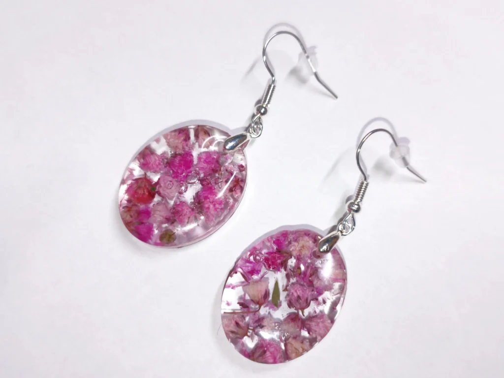 Kolczyki z żywicy z suszoną gipsówką