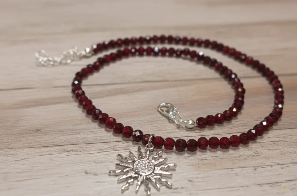 Naszyjnik z granatów z zawieszką