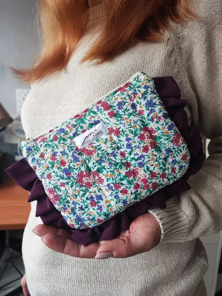 Kosmetyczka kwiatowa fioletowa