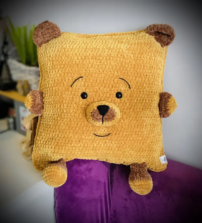 PrzytulMisia – poduszka niedźwiadek do pokoju dziecięcego