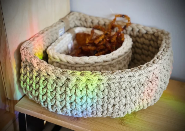 Trójkątny szydełkowy koszyk narożny 12×6