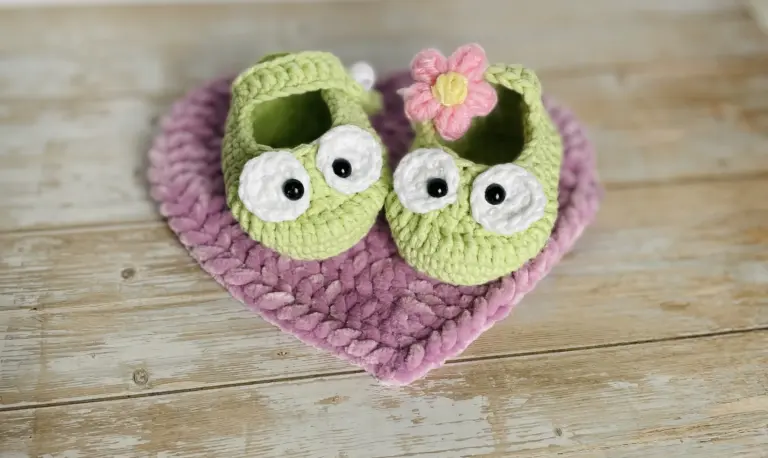 Szydełkowe kapciuszki niechodki – urocze paputki niemowlęce