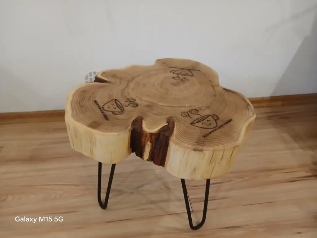 Stolik kawowy z akacji.