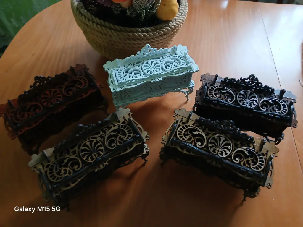 Skrzynki ,pudełka ,różne wzory a wszystkie piękne