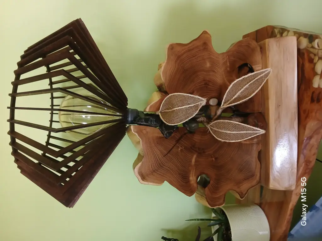Lampa z połączenia drewna kamienia i juty