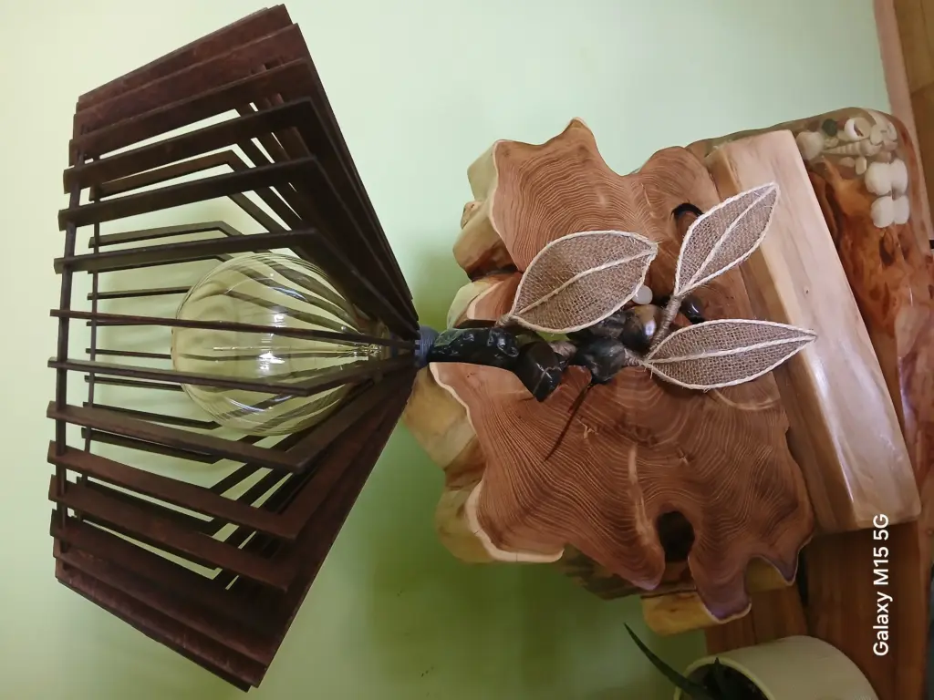 obrazek → Lampa z połączenia drewna kamienia i